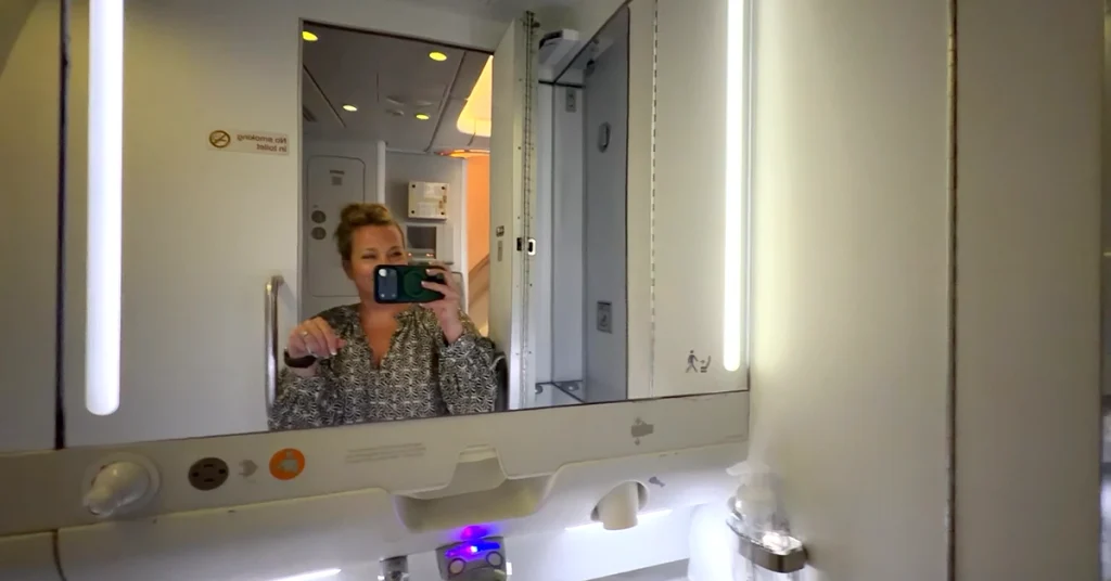 Qantas Sydney to Dallas Flight Review - bathroom